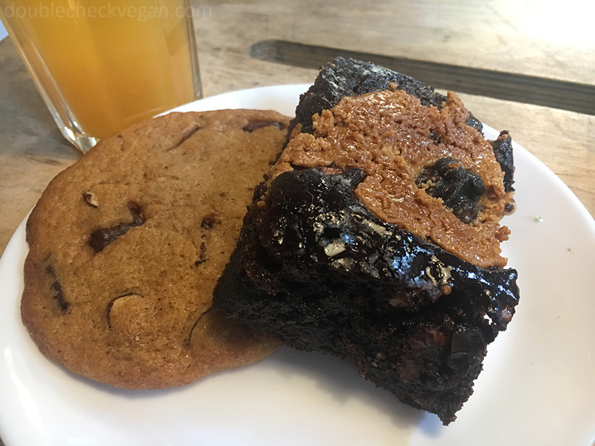 Vegan brownie and vegan chocolate chip cookie at Fruits and Veges in Moscow.